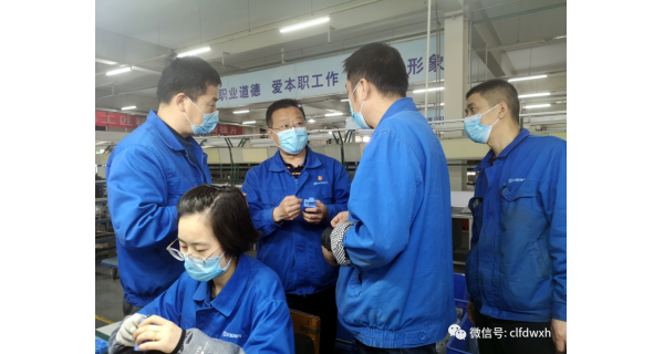 ▌長嶺紡電新聞 ▌ 走在前 做表率 助生產(chǎn) 保交付 長嶺紡電新產(chǎn)品生產(chǎn)任務(wù)緊，機關(guān)支部來幫忙